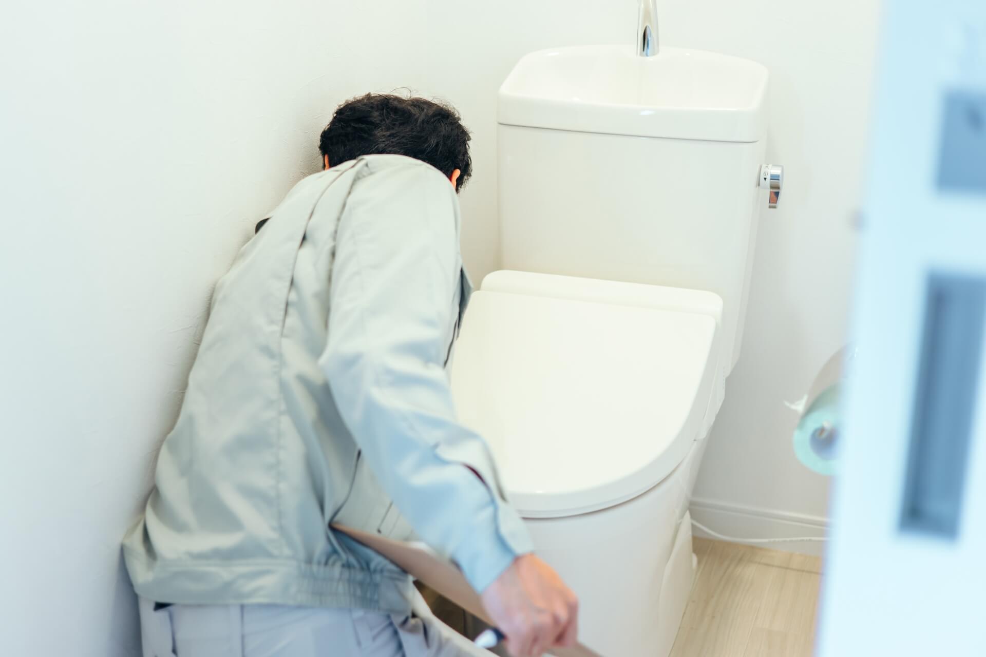 トイレを点検する業者