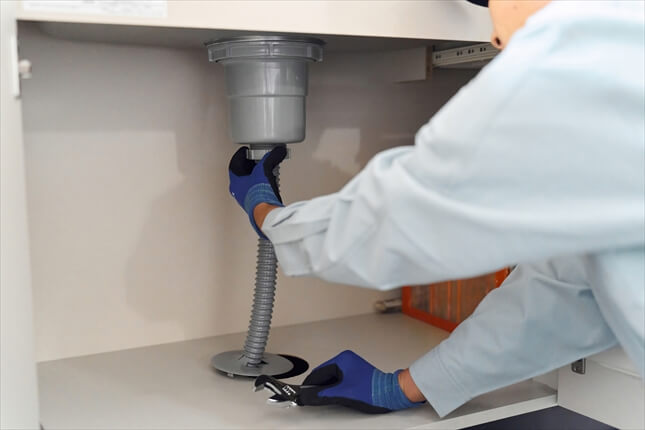 排水管を点検する業者