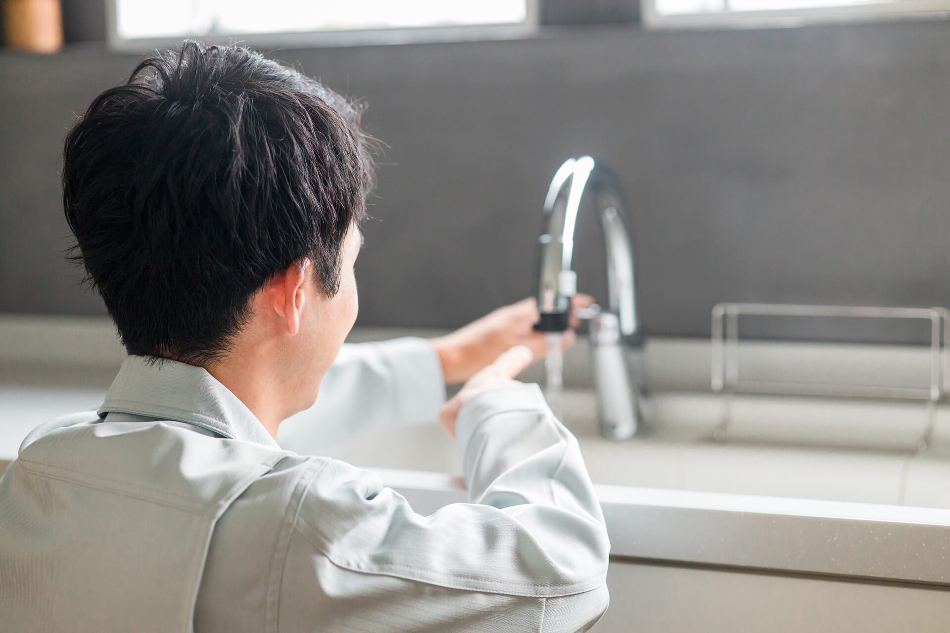 水道のチェックをする業者